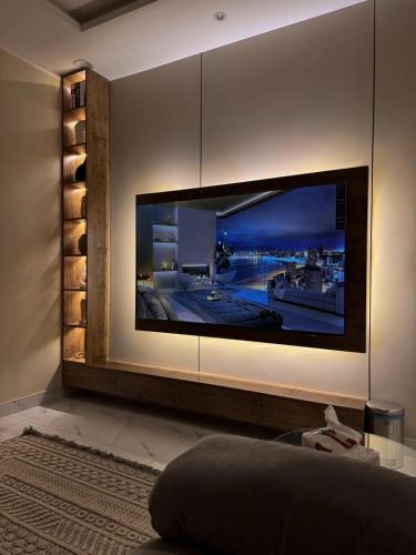Modern 1BR Cozy Living Room 70 in TV Self Check In — 4-Star Luxury Hotel in Riyadh, Saudi Arabia
