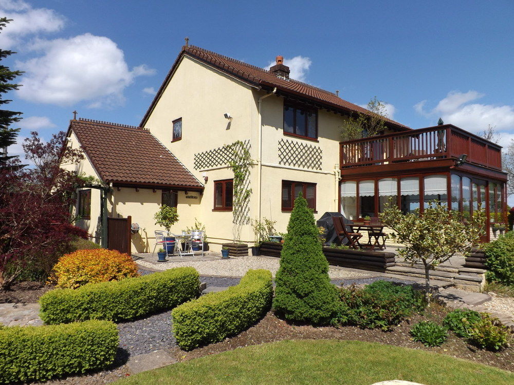 Ty Castell Bed & Breakfast Home of the Kingfisher — 4-Star Luxury Hotel in Carmarthen, United Kingdom