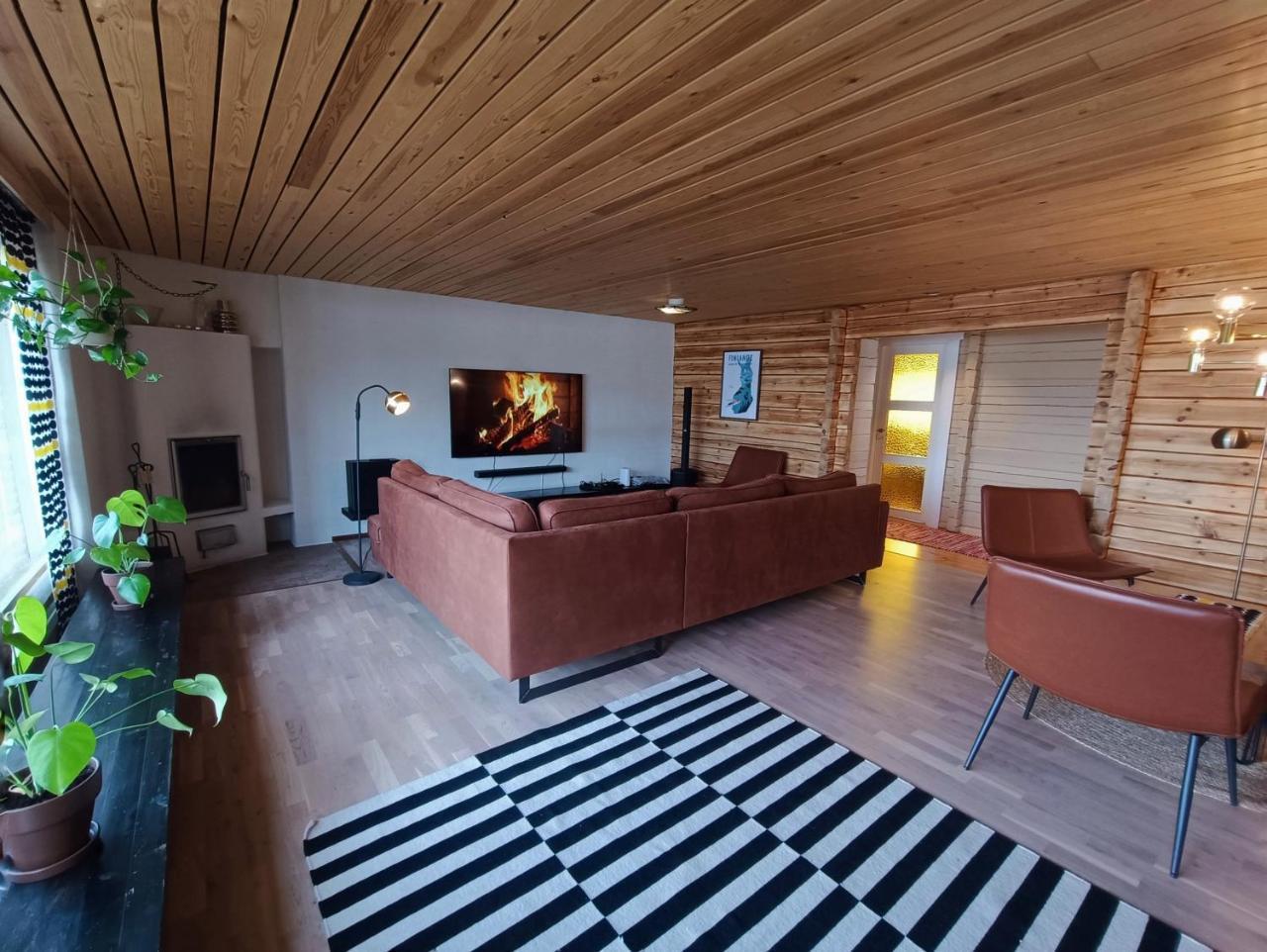 Hirsihuvila yksityisessä niemessä Petäjävedellä — hotel in Petaejaevesi