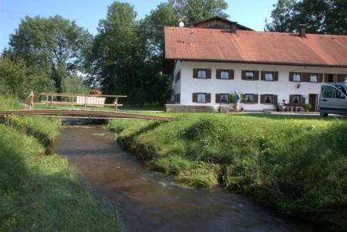 Ferienhaus Bauernhof mit Angel und Badesee Roßhaupten Allgäu — hotel in Rosshaupten