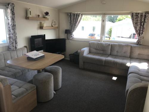 Deluxe 3 bedroomed caravan on Marton Mere with CH DG and decking in Blackpool, United Kingdom