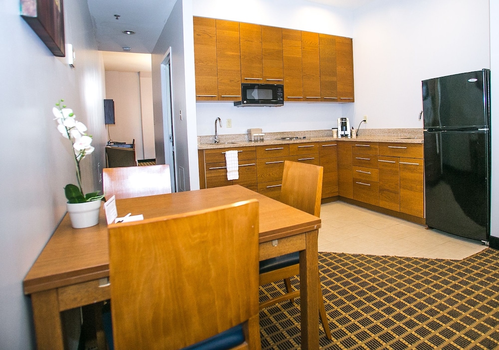 Pointe Plaza Hotel - photo 26