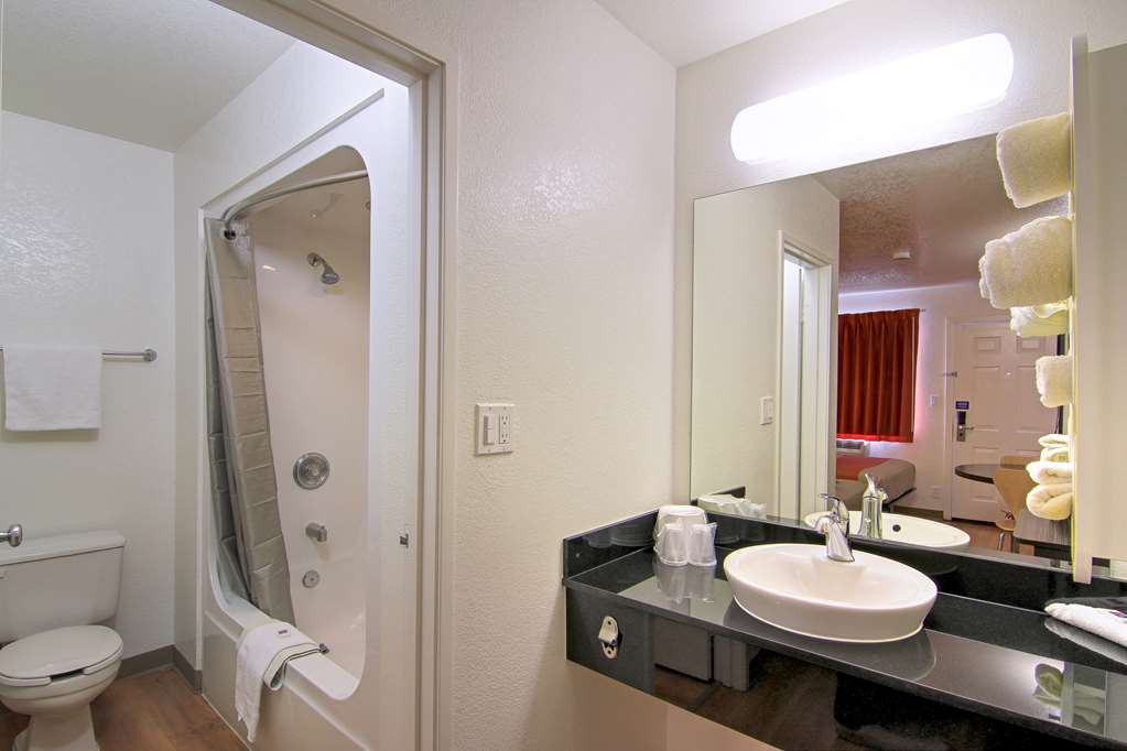 Motel 6 Old town Scottsdale Fashion Square - photo 12