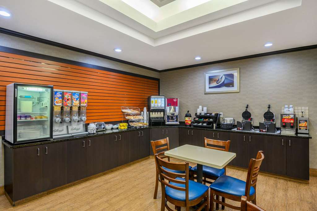 La Quinta Inn & Suites by Wyndham Glendive - photo 42