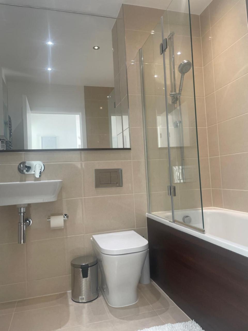 2BR 2BA Top Floor Penthouse Apartment in RG2 Ideal for Business Travellers & Contractors Free Parking & Sleeps Up To 6
