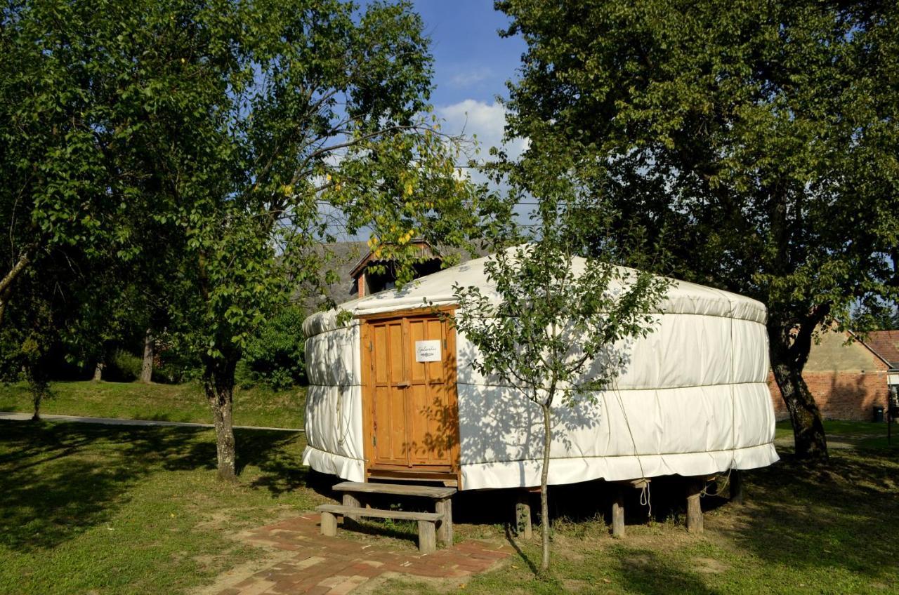 Orallo Szer - carbon neutral hotel in Unknown City