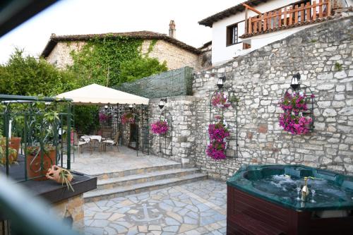 Sokaku Monark in Berat, Albania