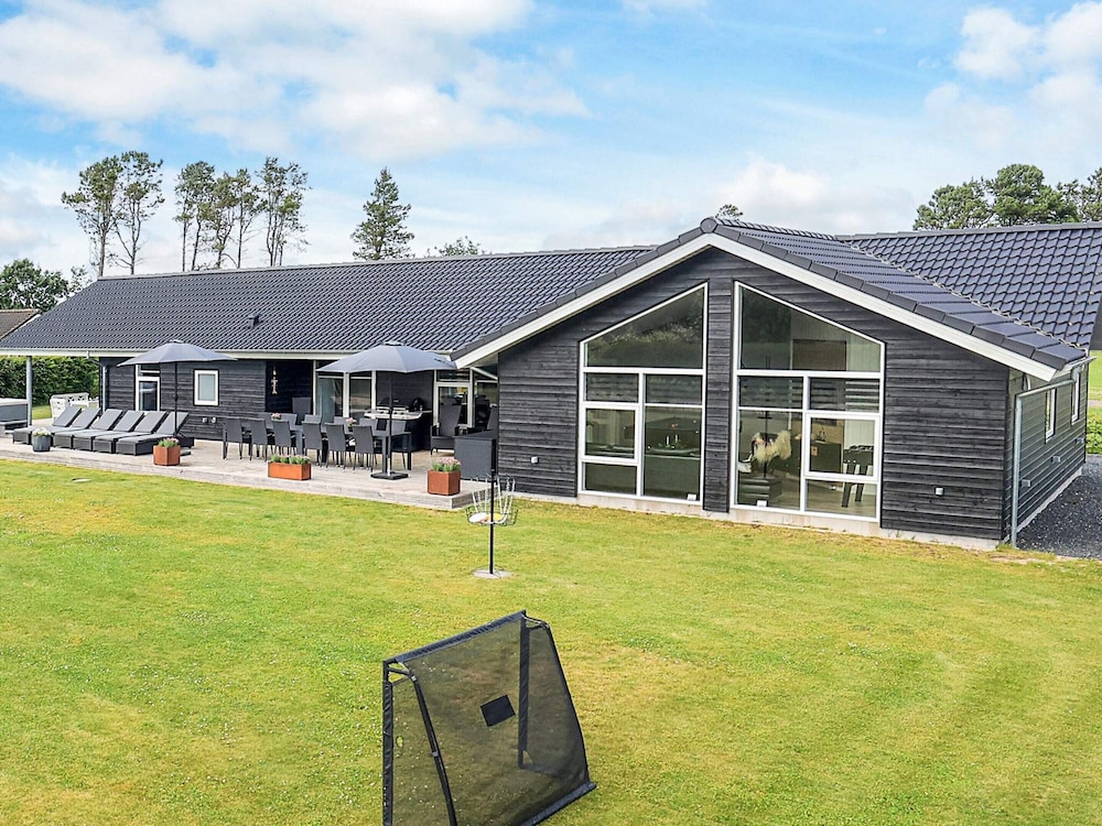 Stunning Home In Hadsund With Five Bedrooms And Wifi — 5-Star Luxury Hotel in Hadsund, Denmark