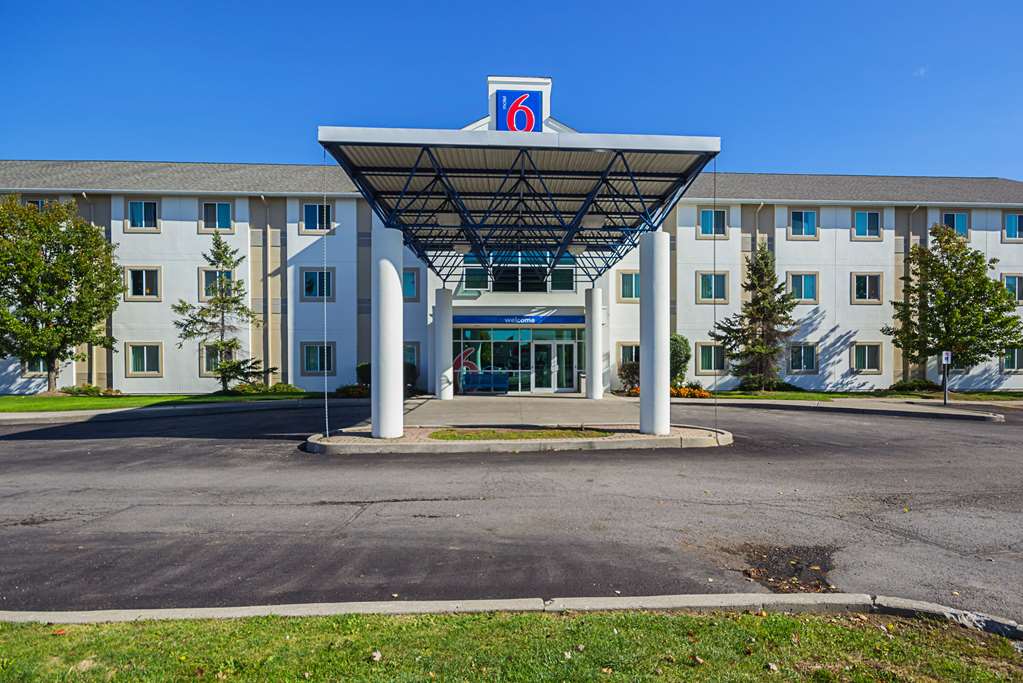 Motel 6 Whitby ON Toronto East — hotel in Oshawa