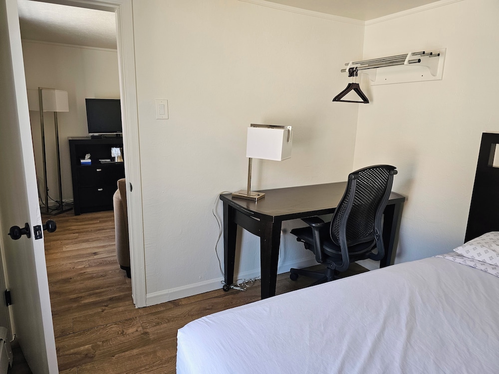 H & H Motor Lodge - photo 15