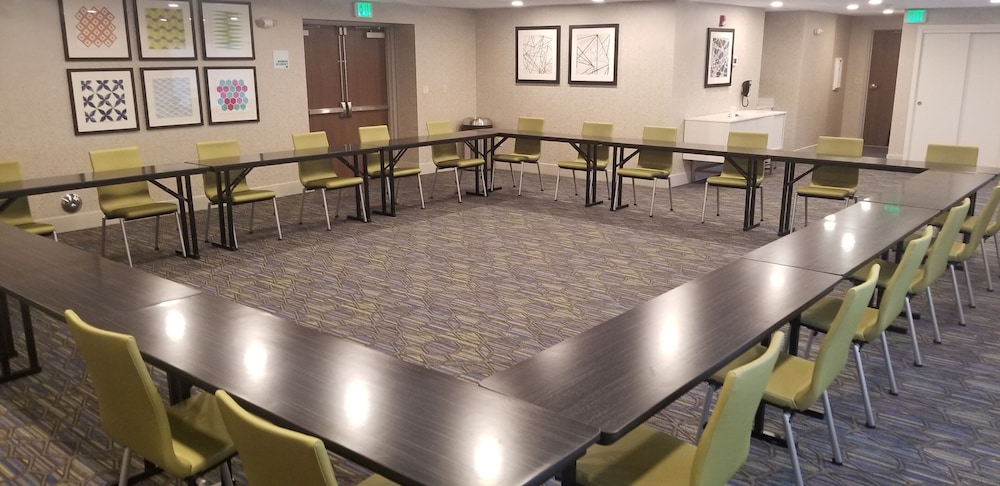 Holiday Inn Express & Suites Seattle Sea Tac Airport - photo 38