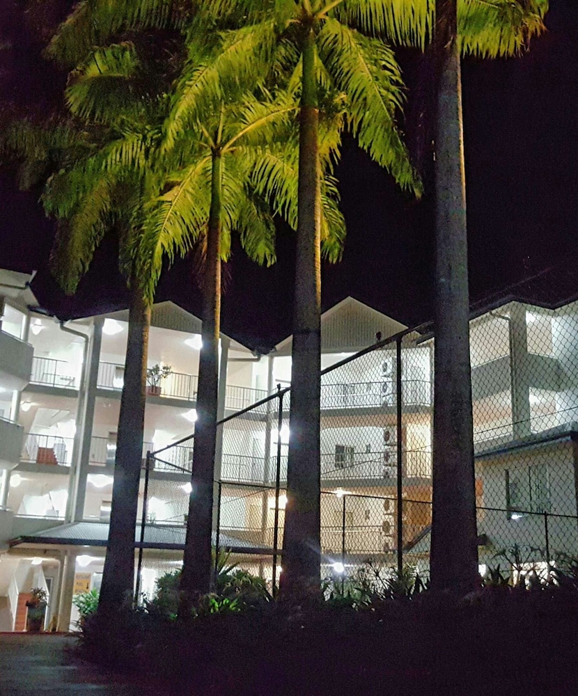 Golden Sands Beachfront Apartment Resort — hotel in Yorkeys Knob