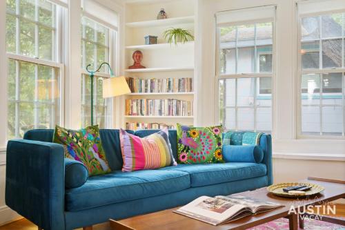 Charming Vintage House in Zilker with Hot Tub and Parking — 4-Star Luxury Hotel in Austin, United States
