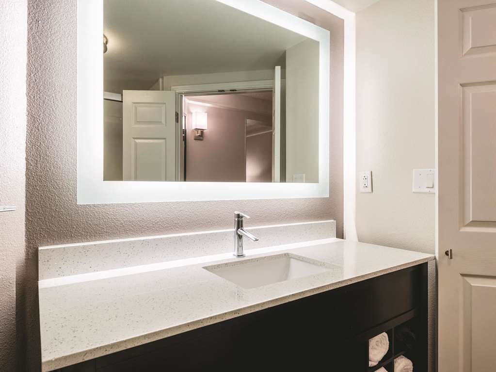 La Quinta Inn & Suites by Wyndham Alexandria Airport - photo 29