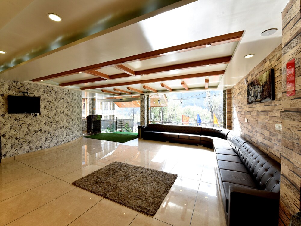 OYO 13091 Manali Grand - carbon neutral hotel in Manali