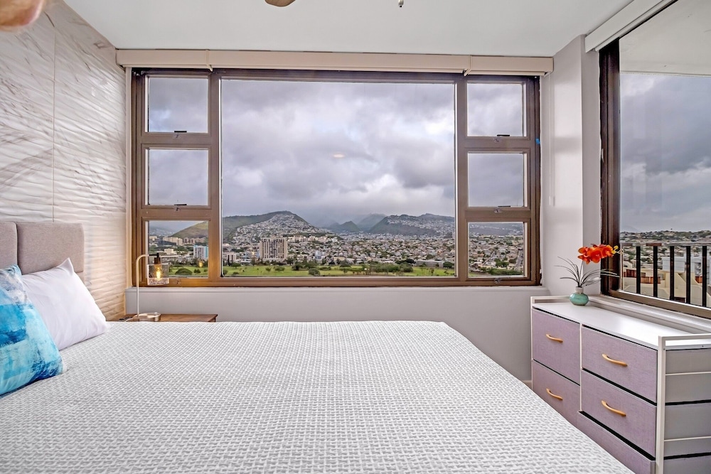Newly Remodeled 30th Floor Suite with EPIC Mountain Views by Koko Resort Vacation Rentals - photo 2