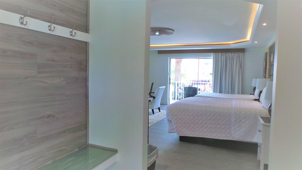 Island House Hotel - photo 3