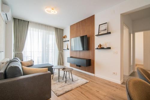 Denis Premium Suite Private Parking EV Station Netflix Self Check in — 4-Star Luxury Hotel in Oradea, Romania
