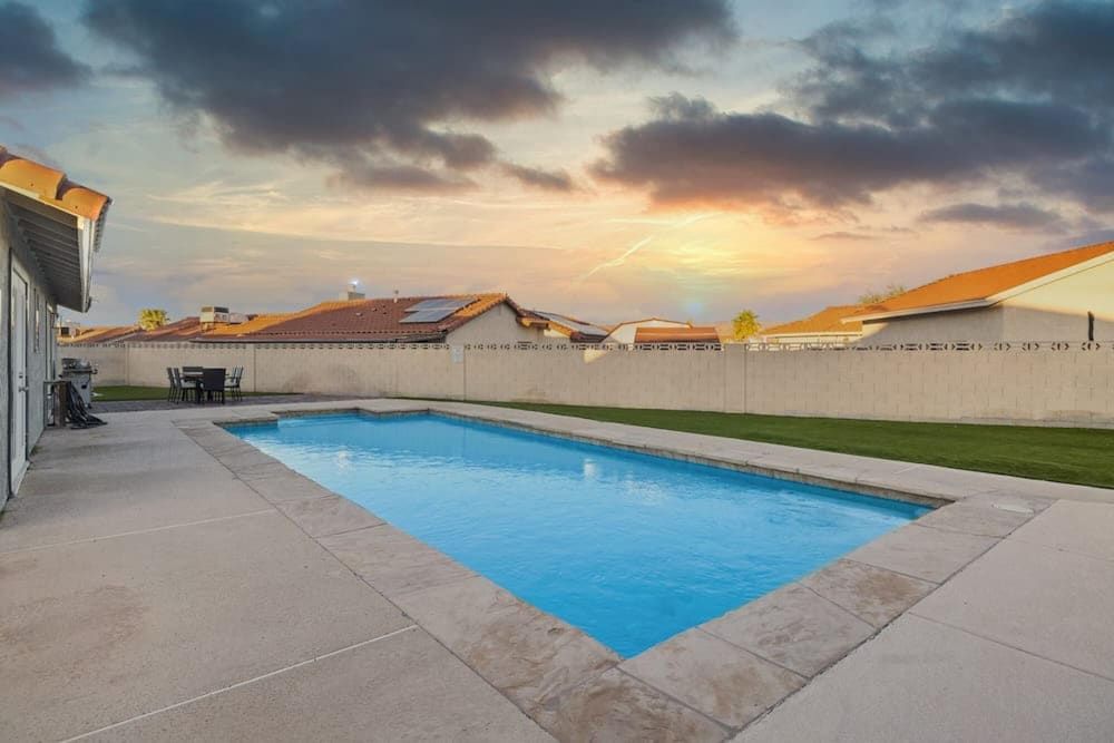 1 Story 3 BR Home w Hot tub Pool Grill Firepit