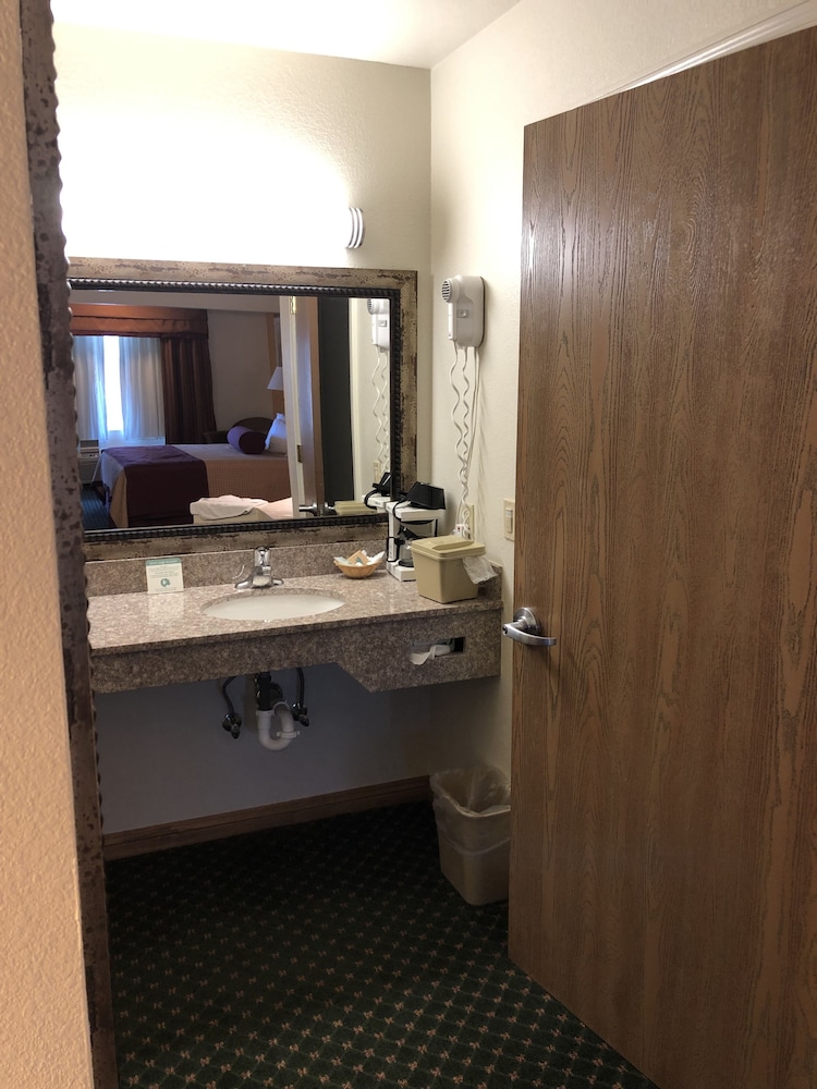 Cloverdale Wine Country Inn & Suites - photo 25