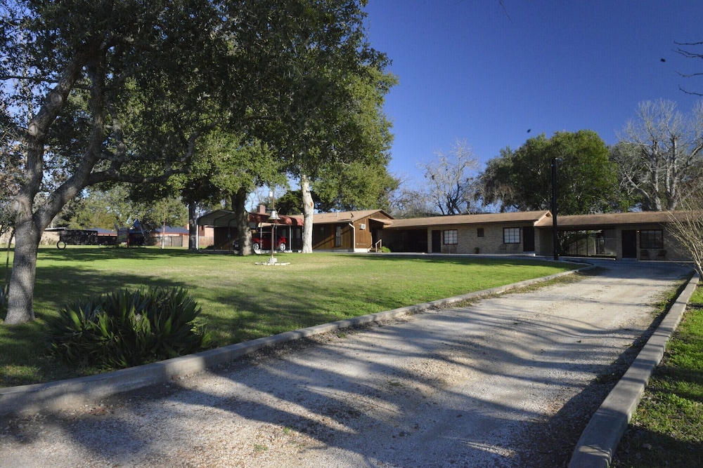 Shiner Country Inn - photo 32