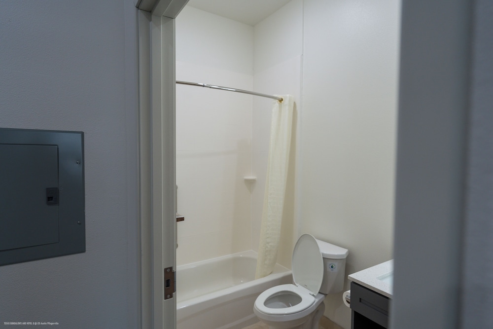 Texas Bungalows Hotel & Hotel Que at i35 Austin Pflugerville - photo 48