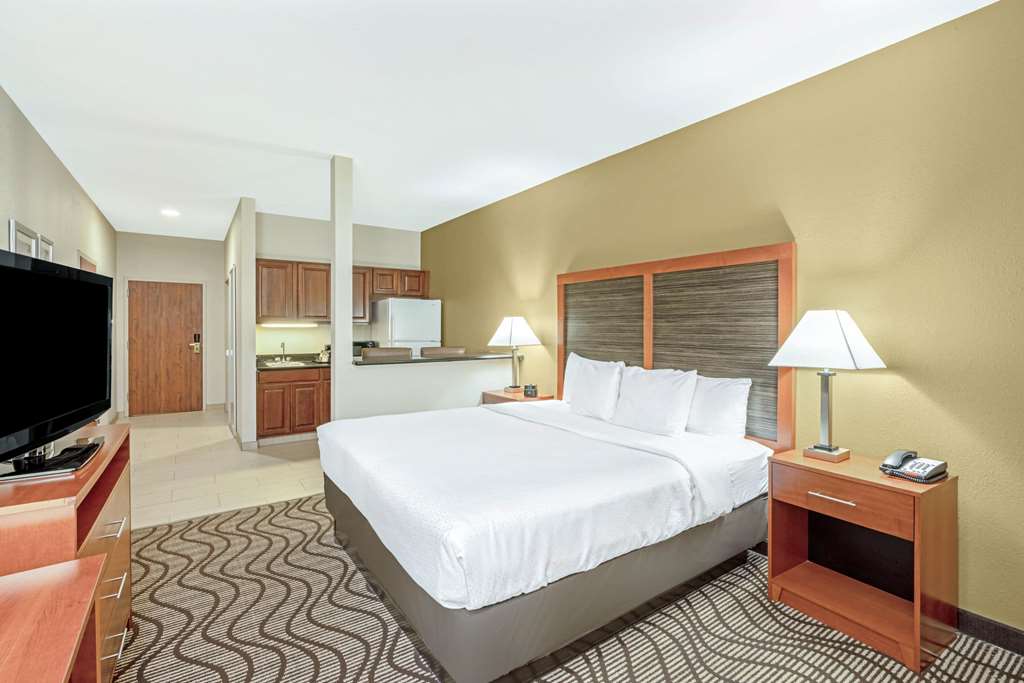 La Quinta Inn & Suites by Wyndham Midwest City Tinker AFB - photo 22