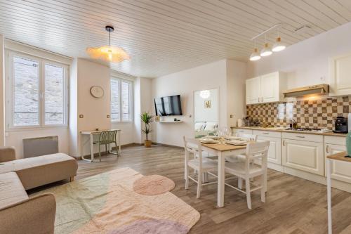 Quercy Blanc Coeur de Village Parking Facile in Montaigu-De-Quercy, France