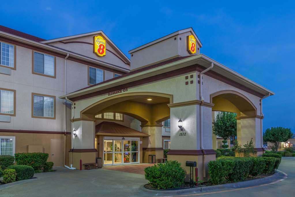 Super 8 by Wyndham Hillsboro TX - photo 2