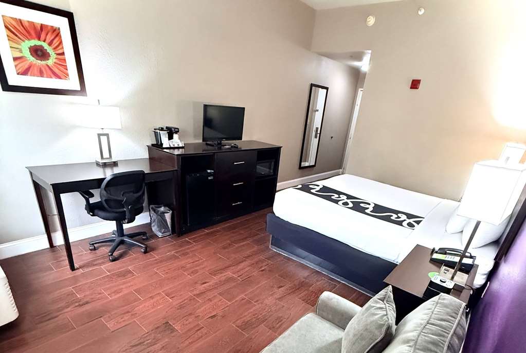 La Quinta Inn & Suites by Wyndham Orlando Universal area - photo 21