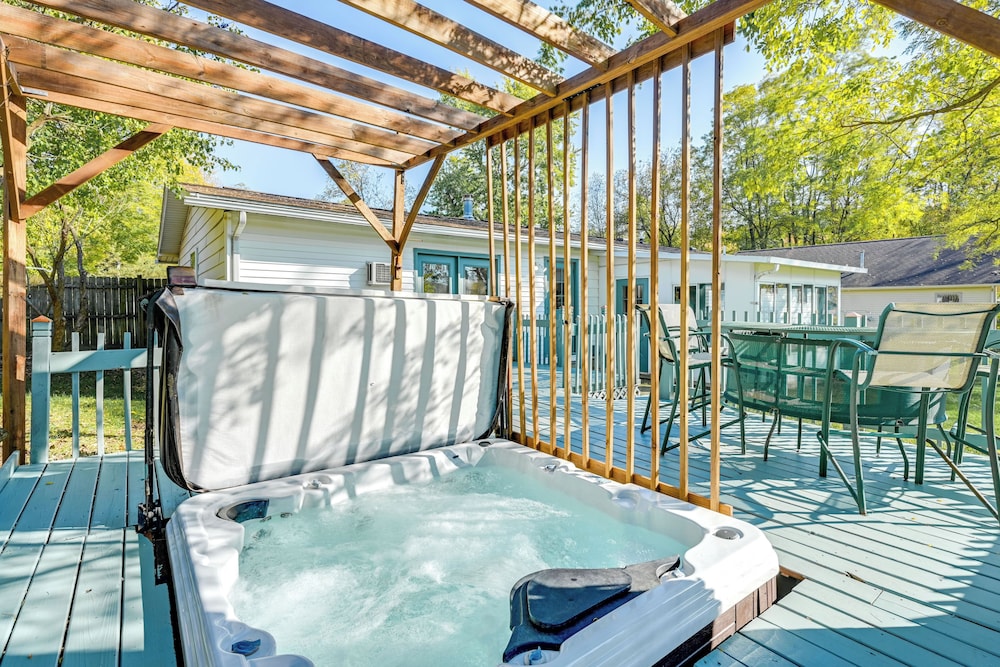 Sand Lake Retreat Canal Access and Large Yard — hotel in Tipton