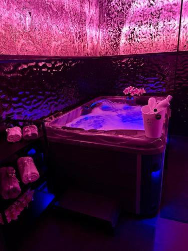 Love Room Secret private jacuzzi spa & cinéma Bucuresti — 4-Star Luxury Hotel in Voluntari, Romania