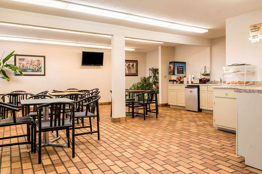 Econo Lodge Holland Toledo - photo 34