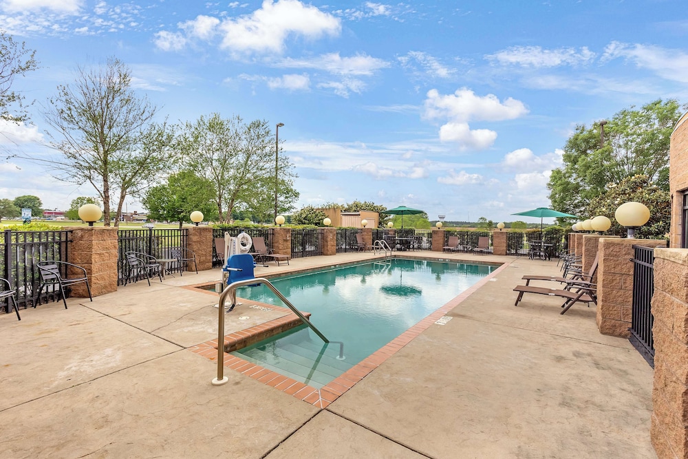 Hampton Inn Atmore - photo 20