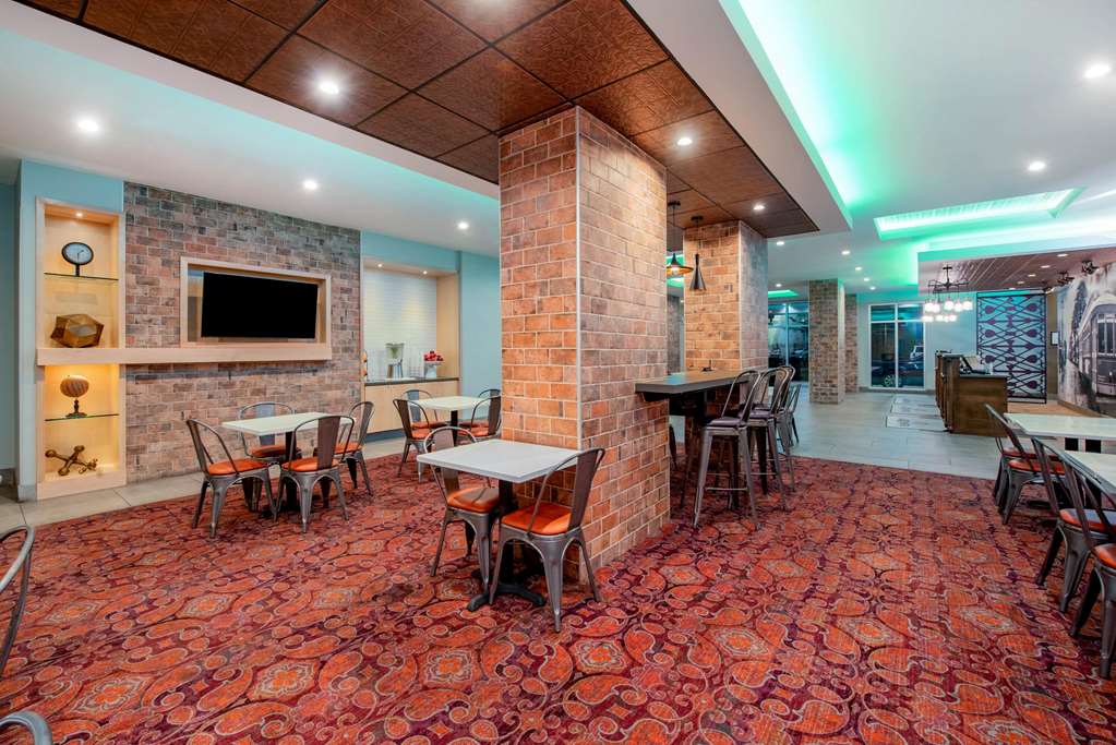 La Quinta Inn & Suites by Wyndham New Orleans Downtown - photo 64