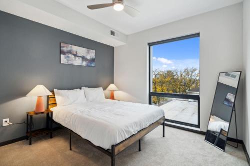 CozySuites Mass with parking lounge & roof deck #22 — 4-Star Luxury Hotel in Indianapolis, United States