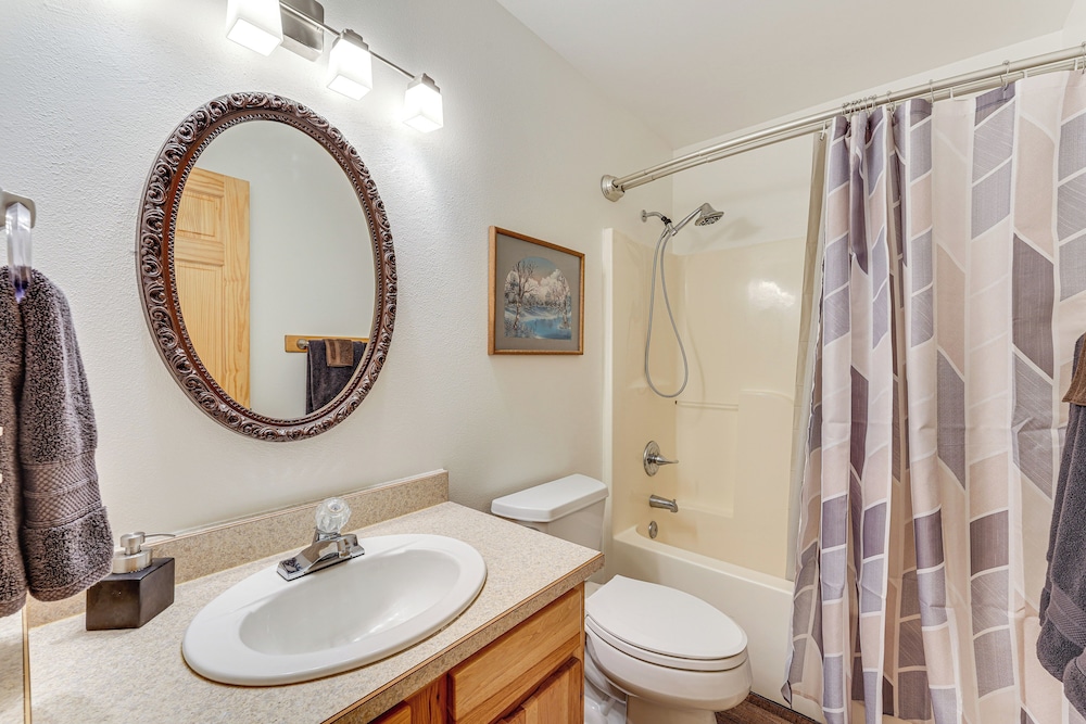 Palmer Escape w Mtn Views: Fishing & Hiking in Palmer, United States