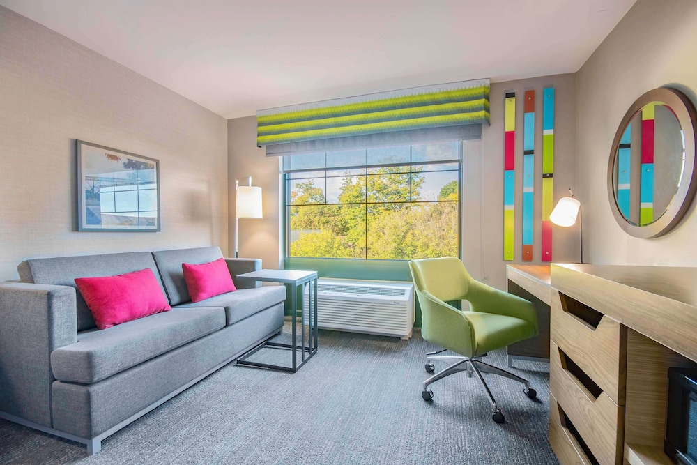 Hampton Inn East Aurora - photo 15