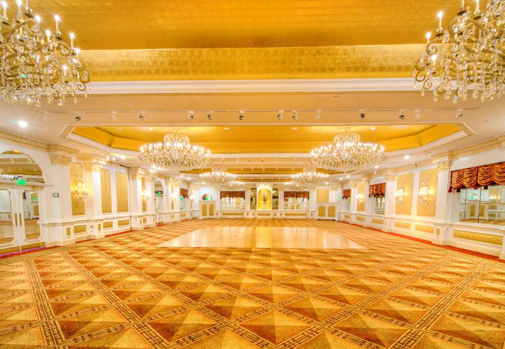 The Garden City Hotel - photo 30