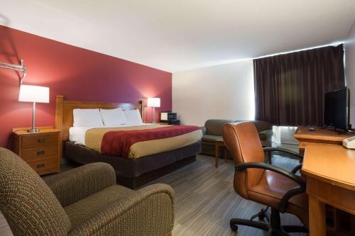Econo Lodge Inn & Suites Escanaba North - photo 8