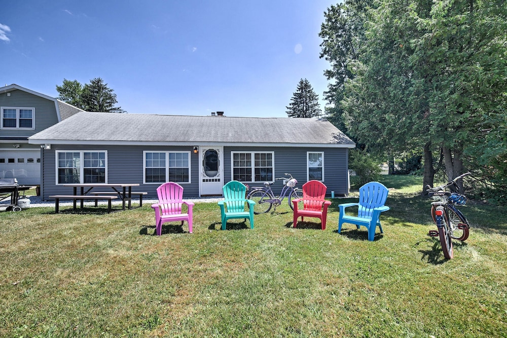 Willow Point about Lake Champlain House with 2 Kayaks — 4-Star Luxury Hotel in Rouses Point, United States