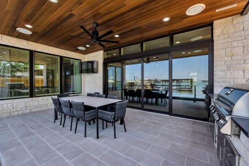 Lakefront Stay for 16 with Pool Dock & Game Room — 4-Star Luxury Hotel in Granite Shoals, United States
