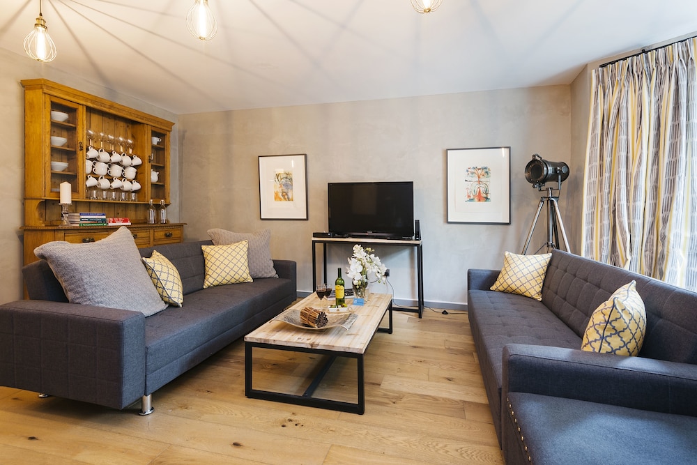 PenthouseStays nr Notting Hill Luxury 2 Bedroom King Bed Apartment near Portobello Road — 4-Star Luxury Hotel in London, United Kingdom