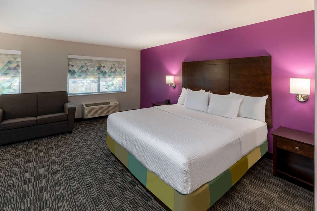 La Quinta Inn & Suites by Wyndham Houston NW Brookhollow - photo 13