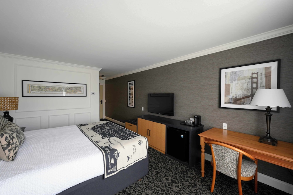 Cow Hollow Inn & Suites - photo 13