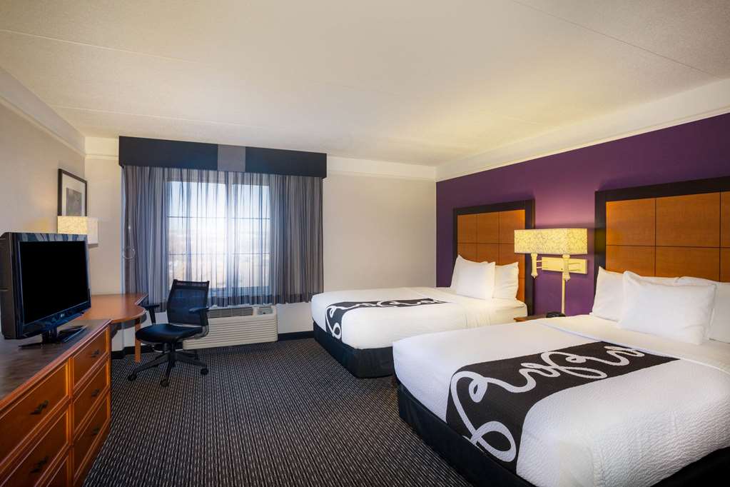 La Quinta Inn & Suites by Wyndham St. Louis Westport - photo 30