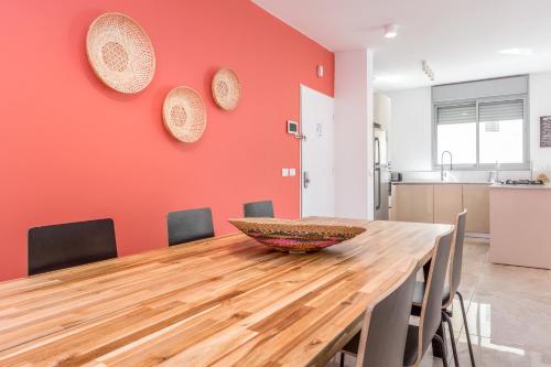 3 Bedrooms apt balcony & parking near banana beach — 4-Star Luxury Hotel in Tel Aviv, Israel