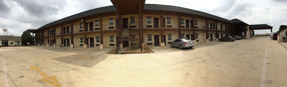 Pearsall Inn & Suites - photo 36