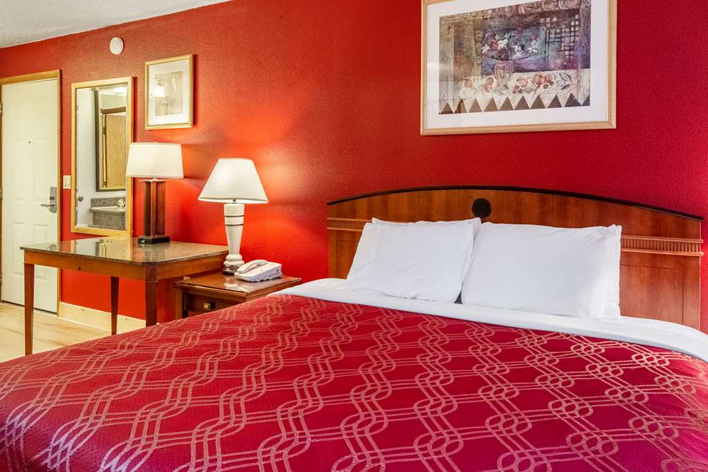 Econo Lodge Inn & Suites Madras - photo 35