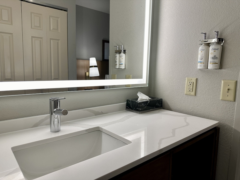 Staybridge Suites Milwaukee West Oconomowoc by IHG - photo 15